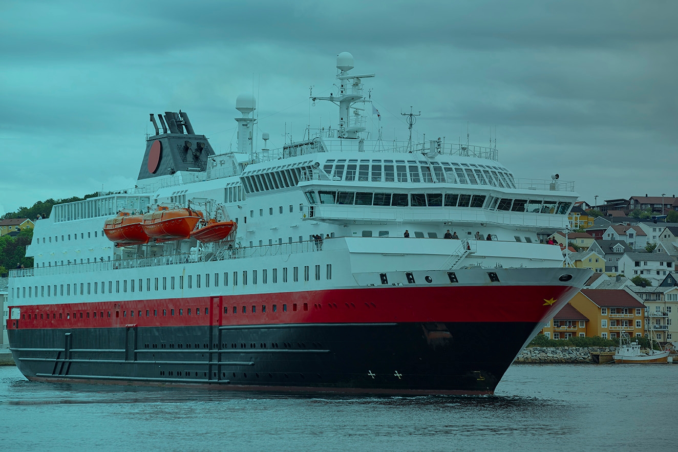 norway-kristiansund-harbor-with-cruise-and-colored-pweyxsk